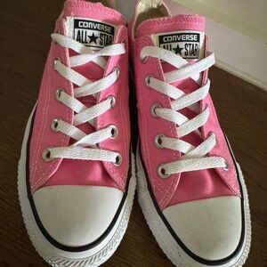 Women’s/Girl’s Pink Converse Chuck Taylors Size 6
